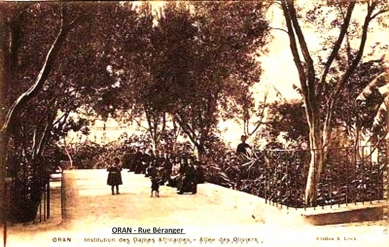 SP g- 016- St Pierre- Dames africaines- rue Beranger.jpg